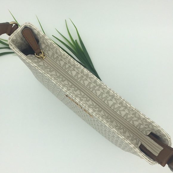 Michael Kors LG MESSENGER Crossbody VANILLA - Picture 7 of 8